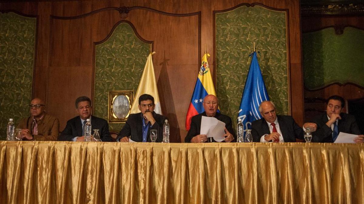 El alcalde de Caracas, Jorge Rodríguez; el expresidente de la República Dominicana, Leonel Fernández; el alcalde del municipio Sucre, del estado Miranda, Carlos Ocaríz; el enviado especial del Vaticano, monseñor Claudio María Celli; el secretario general de la Unasur, el expresidente colombiano, Ernesto Samper, y el expresidente de Panamá, Martín Torrijos, participan en una reunión de representantes del Gobierno de Venezuela y la oposición, con mediadores del Vaticano y Unasur el sábado 12 de noviembre de 2016, en Caracas (Venezuela).