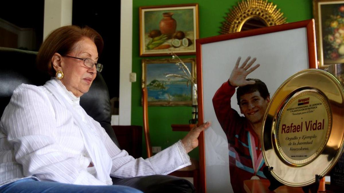 Flor Marina Castro de Vidal, madre del fallecido medallista olímpico venezolano Rafael Vidal, junto a una foto de su hijo en una imagen sin fechar.