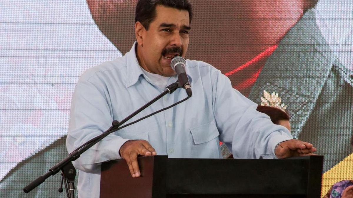 El presidente de Venezuela, Nicolás Maduro (c), participa en un acto con el movimiento de Mujeres en rechazo a la violencia el jueves 27 de abril de 2017, de en Caracas (Venezuela).