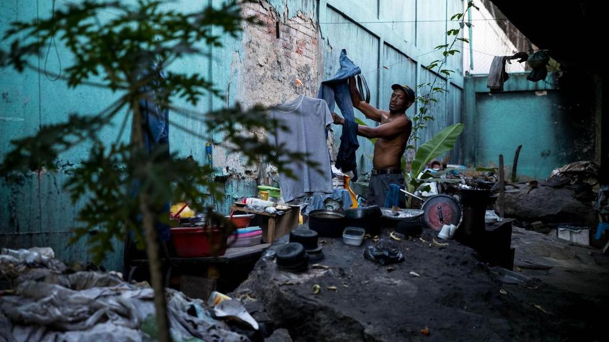 Fotografía del 22 de diciembre de 2017 de Eduardo en su casa debajo de un puente, en la ciudad de Caracas (Venezuela).