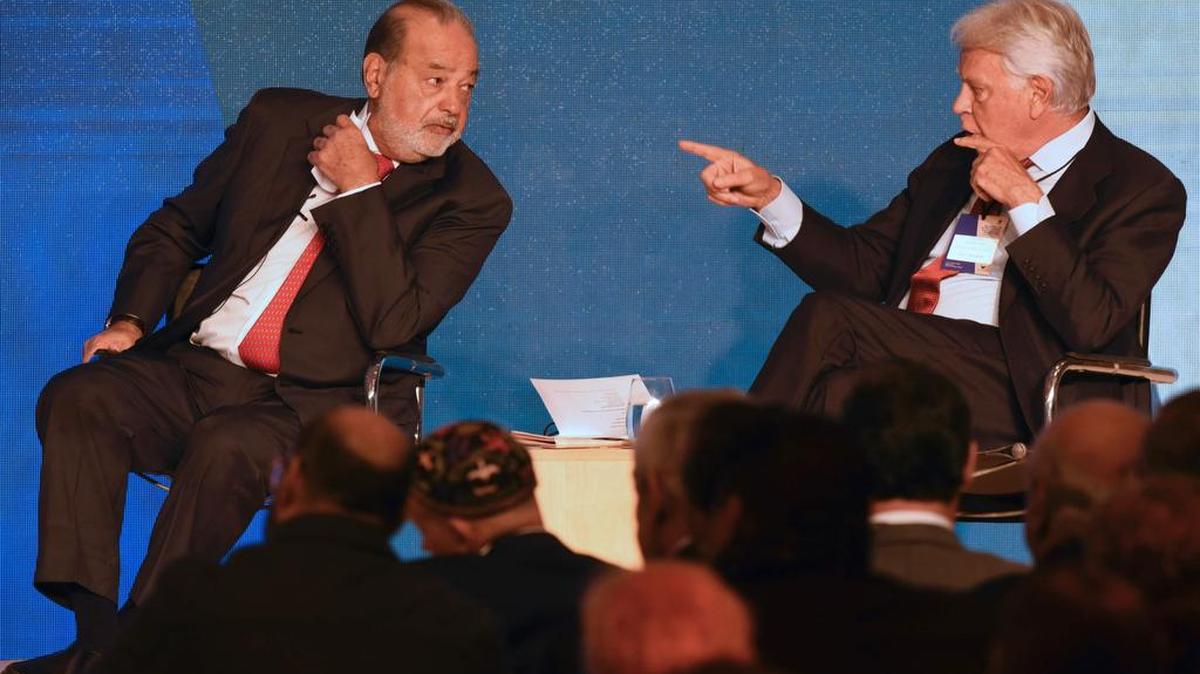 Felipe González (derecha), ex presidente del gobierno español, habla con el magnate mexicano Carlos Slim en un foro en Buenos Aires este jueves.
