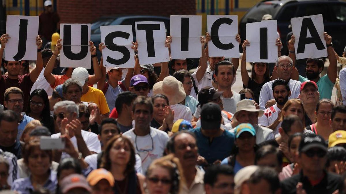 Simpatizantes del presidente de la Asamblea Nacional de Venezuela, Juan Guaidó, se reúnen en un cabildo el 26 de enero, en Caracas.