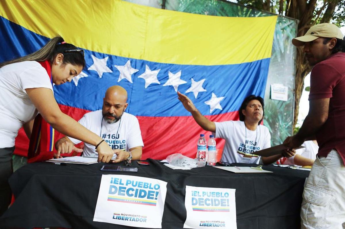 Venezolanos se preparan para votar durante un referéndum no oficial celebrado por la oposición venezolana contra el gobierno del presidente de Venezuela, Nicolás Maduro, el 16 de julio de 2017 en Río de Janeiro, Brasil.