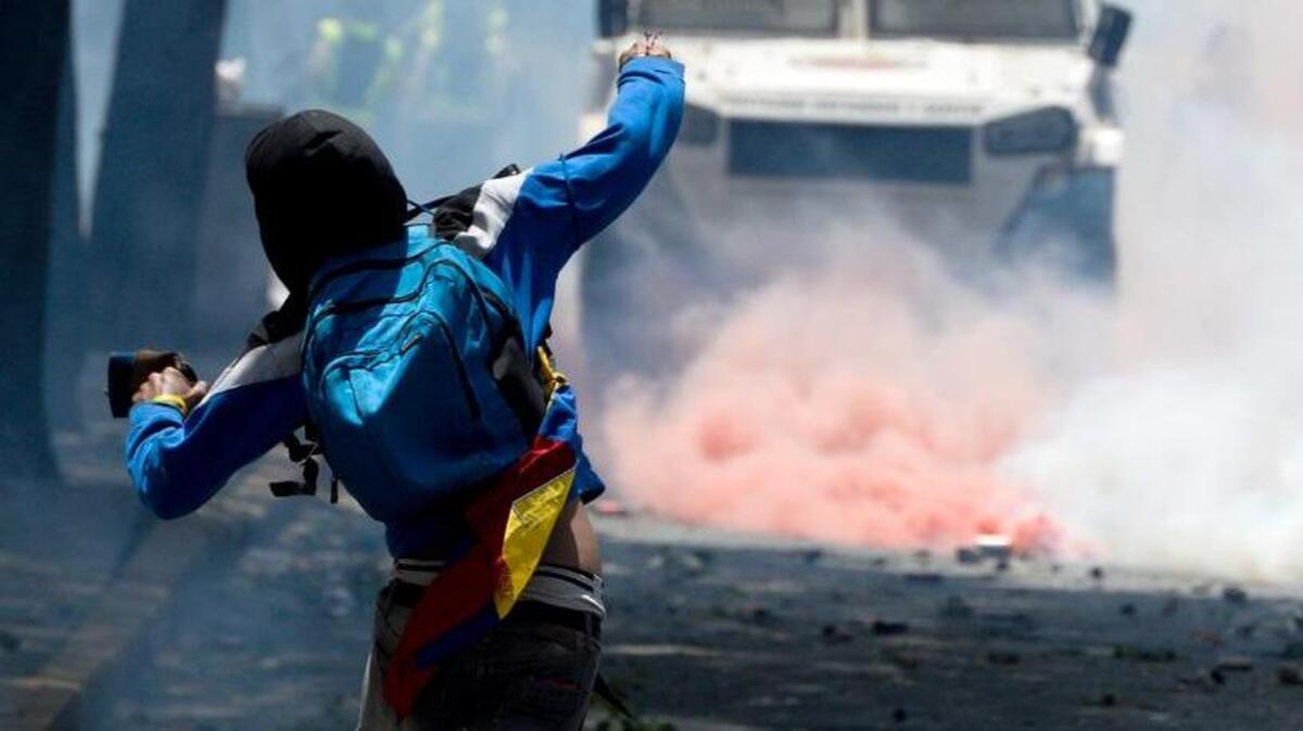 Venezolanos protestas contra la policía en Caracas el 8 de abril de 2017.