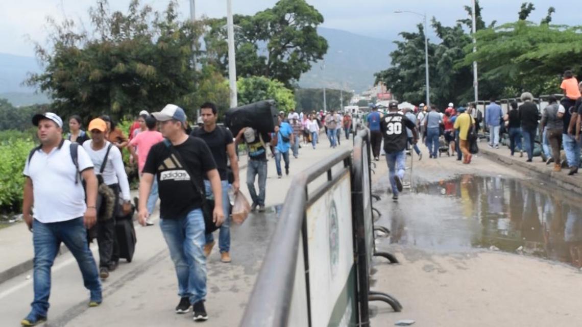 Cientos de venezolanos cruzan la frontera en Cúcuta, Colombia, en medio de la profunda crisis económica y política que afecta a su país. Colombia hizo recientemente más estrictos los controles fronterizos en la región, en momentos que se calcula que más de 600,000 venezolanos han entrado a Colombia en los últimos tiempos.