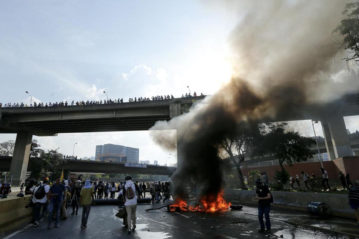 Manifestantes contra el gobierno en un bloqueo en Caracas, Venezuela, el lunes 24 de abril de 2017.