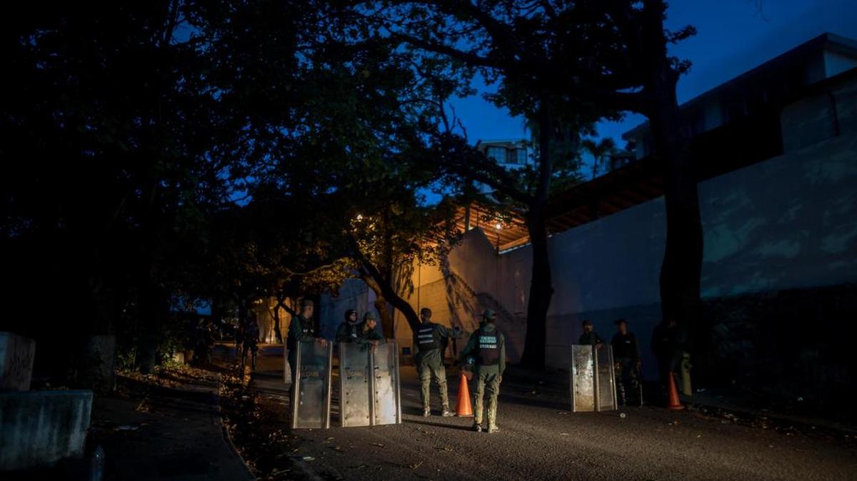 Miembros de la Guardia Nacional Bolivariana (GNB) custodian las inmediaciones de la morgue el jueves 18 de enero del 2018, en Caracas (Venezuela).