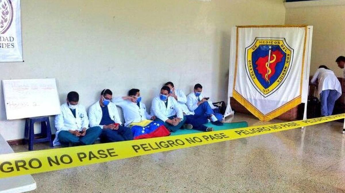 Un grupo de diez médicos residentes del Hospital Universitario de Los Andes (HULA), en el estado Mérida, se mantienen en estado de huelga desde hace 72 horas.
