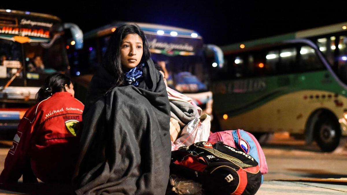 Nacari, de 16 años, espera en Huaquillas, Ecuador, frontera con Perú, luego de viajar por todo el país en un autobús provisto por autoridades ecuatorianas como parte de un “corredor humanitario” para venezolanos que huyen de la crisis económica de su país el 25 de agosto de 2018.