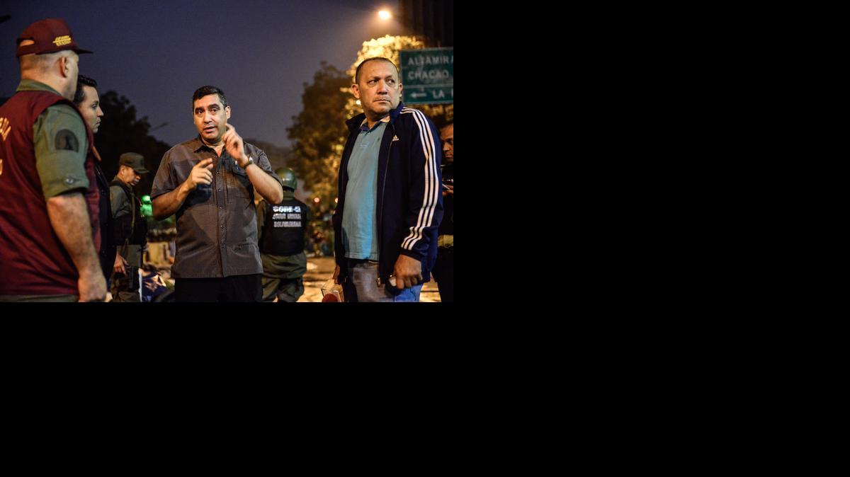 
Miguel Rodríguez Torres, entonces ministro del Interior (centro), dirige el desmantelamiento de un campamento de estudiantes que protestaban frente a la sede la ONU en Caracas, el 8 de mayo. Rodríguez Torres fue reemplazado el viernes. 
