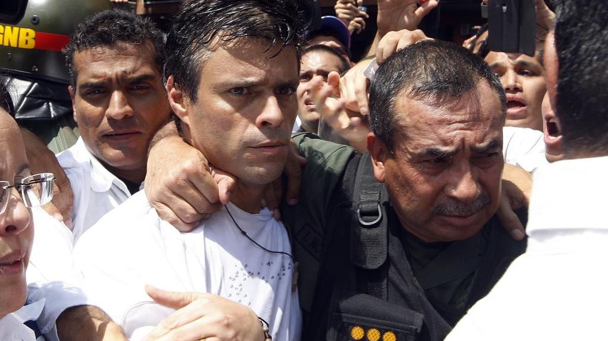 Foto de archivo del 18 de febrero de 2014 que muestra el momento en que el opositor Leolpodo López es detenido y escoltado por oficiales de la Guardia Nacional en Caracas, Venezuela.