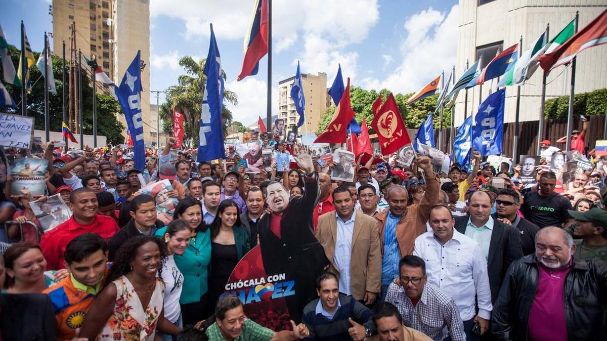 Un grupo de diputados del partido socialista unido de Venezuela (PSUV) acompañados de sus seguidores e imágenes del fallecido presidente Hugo Chávez, realizan una marcha hasta el Tribunal Supremo de Justicia (TSJ) para introducir un recurso en contra de la coalición opositora Mesa de Unidad Democrática (MUD) de la Asamblea Nacional (AN), este jueves 7 de enero de 2016, en Caracas (Venezuela). 