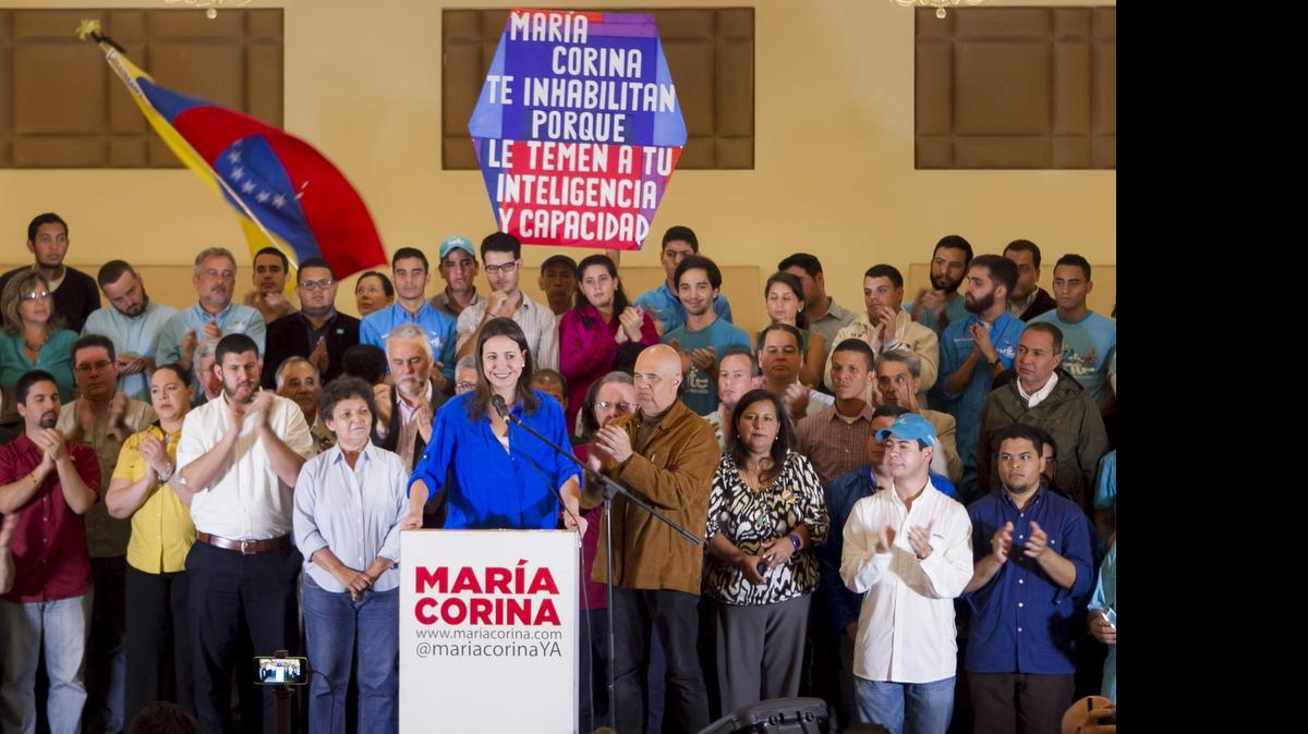 
La dirigente opositora venezolana María Corina Machado ofrece una rueda de prensa el miércoles, en Caracas, donde anunció que seguirá siendo candidata a diputada pese a la decisión de la Contraloría de inhabilitarla para ejercer cualquier cargo público durante un año, una medida que calificó de ‘fraude’.
