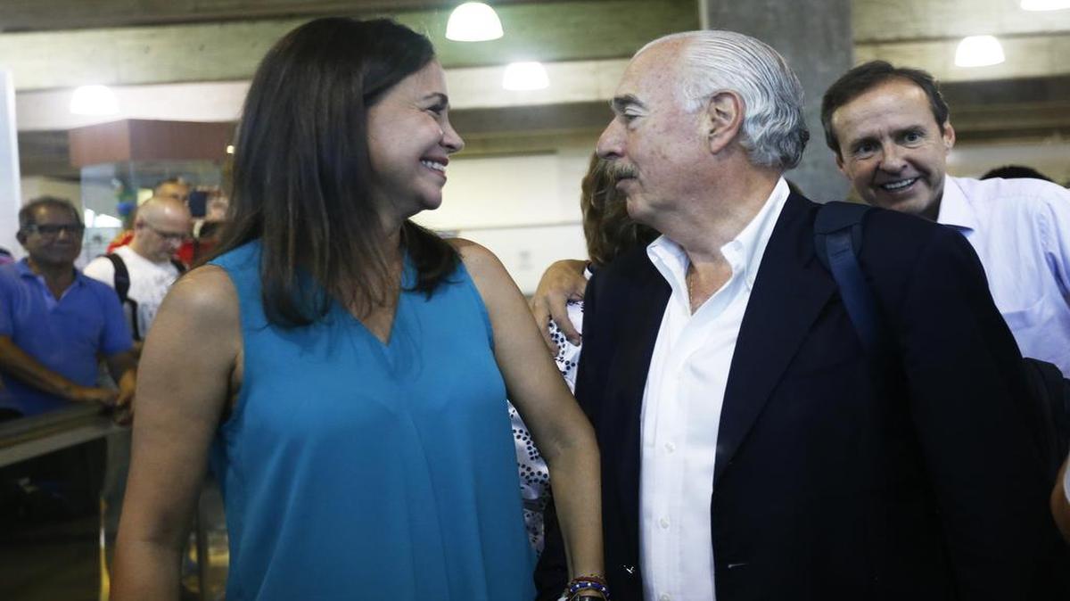 La líder de la oposición María Corina Machado recibe al ex presidente colombiano Andrés Pastrana, el sábado en Caracas, Venezuela.