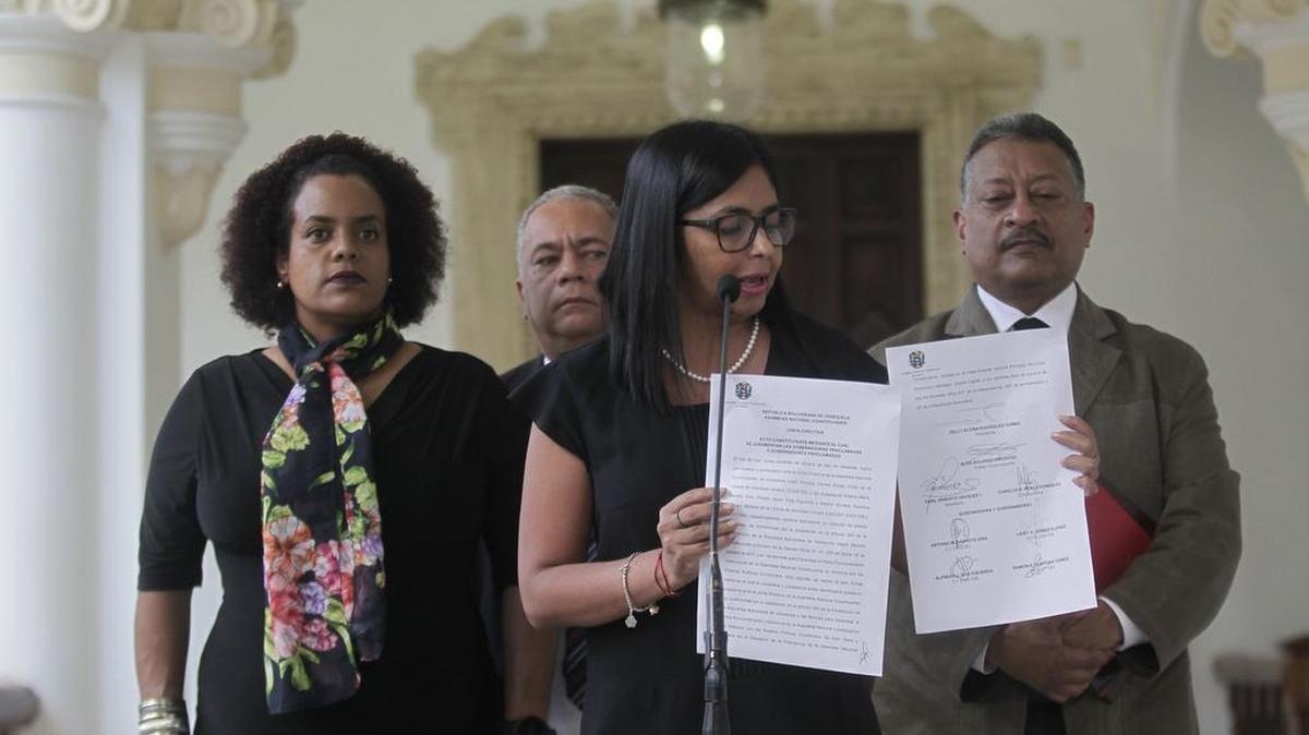La presidenta de la Asamblea Nacional Constituyente, Delcy Rodríguez (c), muestra el acta de juramentación de los gobernadores opositores Antonio Barreto, Alfredo Díaz, Laidy Gómez y Ramón Guevara, el 23 de octubre del 2017, en Caracas, Venezuela.