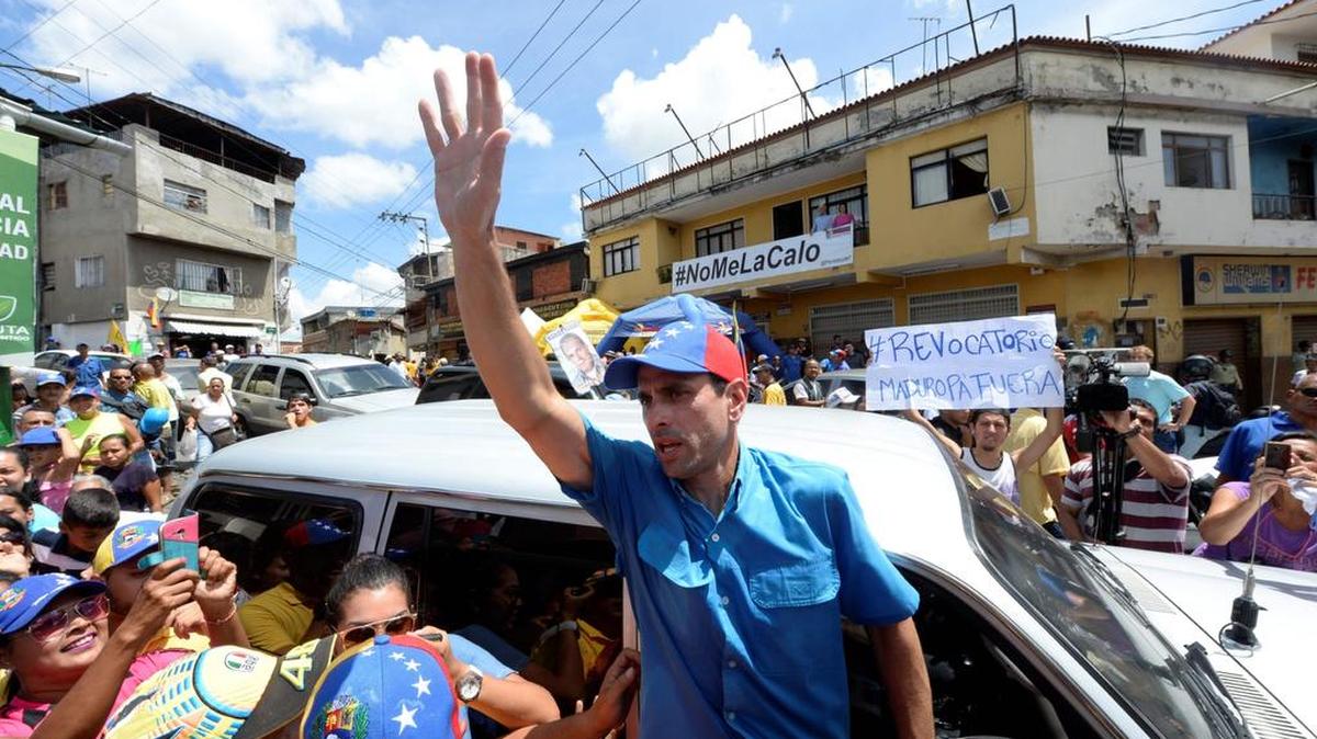 El líder de la oposición Henrique Capriles saluda a partidarios en Caracas, el 12 de octubre de 2016.