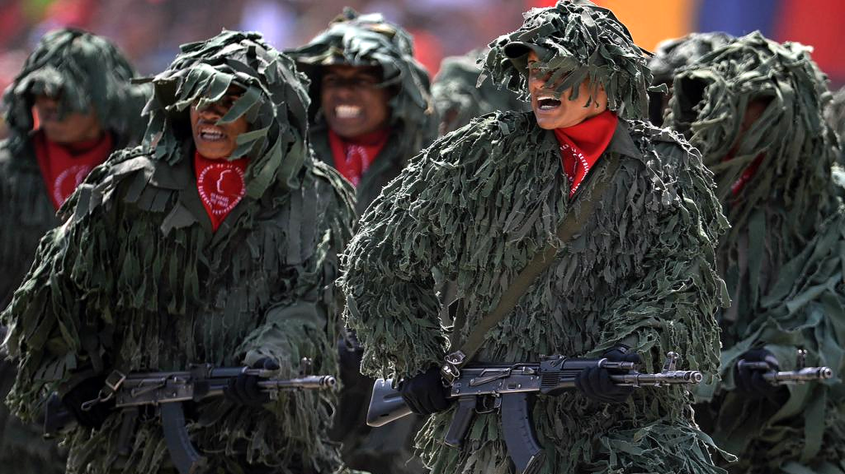 Comandos del ejército venezolano marchan en una ceremonia por primer el aniversario de la muerte del ex presidente Hugo Chávez.