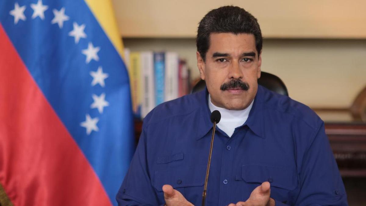 Fotografía cedida por la oficina de prensa del Palacio de Miraflores que muestra al presidente de Venezuela, Nicolás Maduro, durante un acto de gobierno, el lunes 17 de julio de 2017, en Caracas (Venezuela).