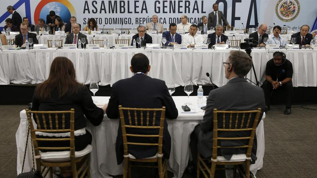 Representantes de la sociedad civil participan de un encuentro previo al inicio de la XLVI Asamblea General Ordinaria de la Organización de Estados Americanos (OEA) hoy, lunes 13 de junio de 2016, en Santo Domingo (República Dominicana).