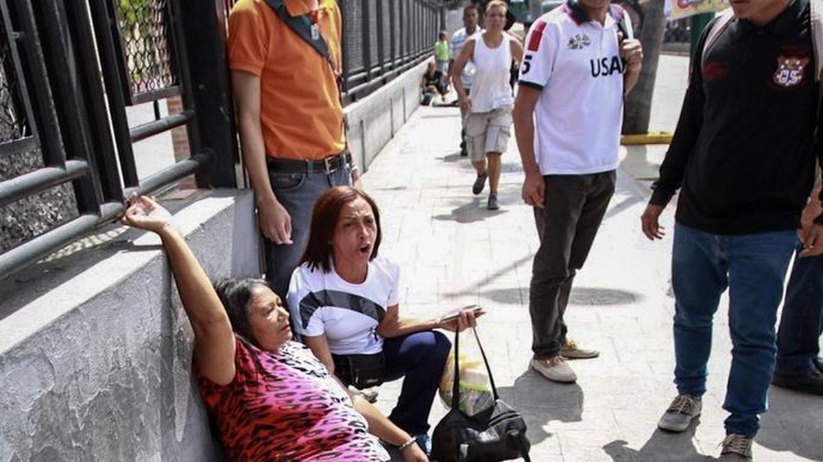 Un grupo de personas adeptas al oficialismo se enfrentaron a personas opositoras al gobierno nacional durante la consulta popular el domingo 16 de julio de 2017, en el oeste de Caracas (Venezuela).