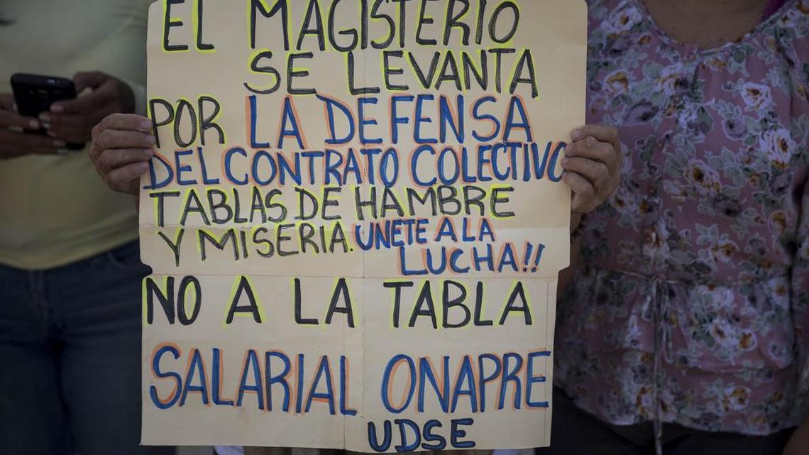 Miembros del Sindicato Venezolano de Maestros protestan frente al Ministerio Público el lunes 1 de octubre de 2018, en Caracas (Venezuela).