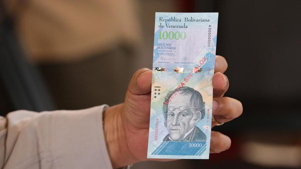 Fotografía cedida por el Palacio de Miraflores donde se observa al presidente de Venezuela Nicolas Maduro sosteniendo un billete de 10,000 bolívares el jueves 15 de diciembre del 2016, en Caracas (Venezuela).