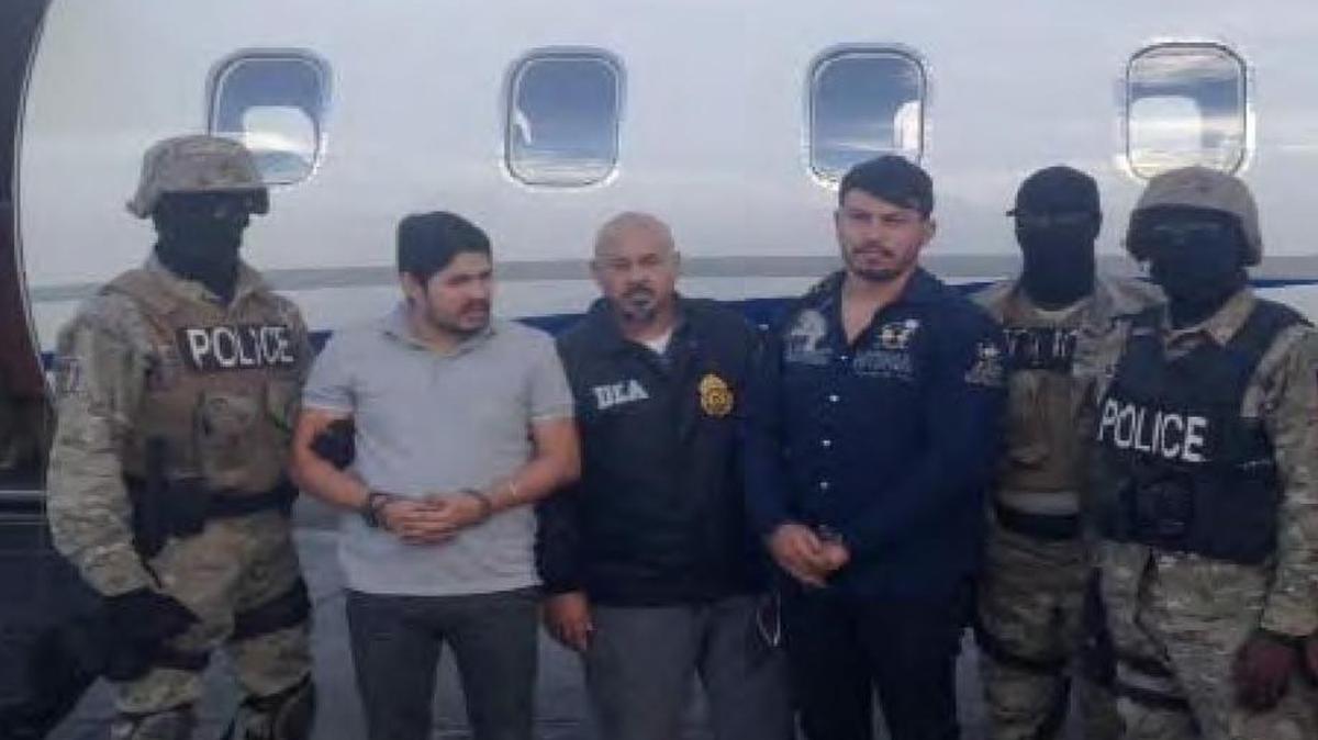 Efraín Antonio Campo Flores, segundo de la izquierda a derecha, y Franqui Francisco Flores de Freitas , cuarto desde la izquierda, esposados después del arresto en Haití, a finales de 2015.