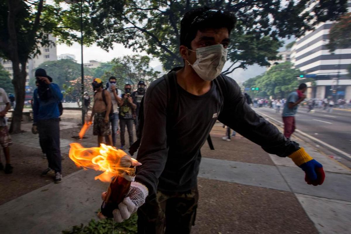 Manifestantes se enfrentan con la Guardia Nacional Bolivariana el miércoles 19 de abril de 2017, en Caracas.