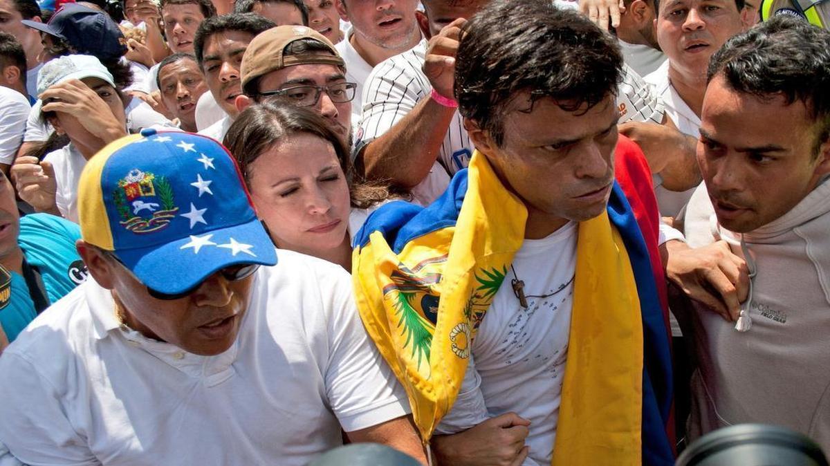
José Rafael Pérez Venta, en el extremo derecho de la foto, aparece junto al líder opositor Leopoldo López y la ex diputada María Corina Machado.
