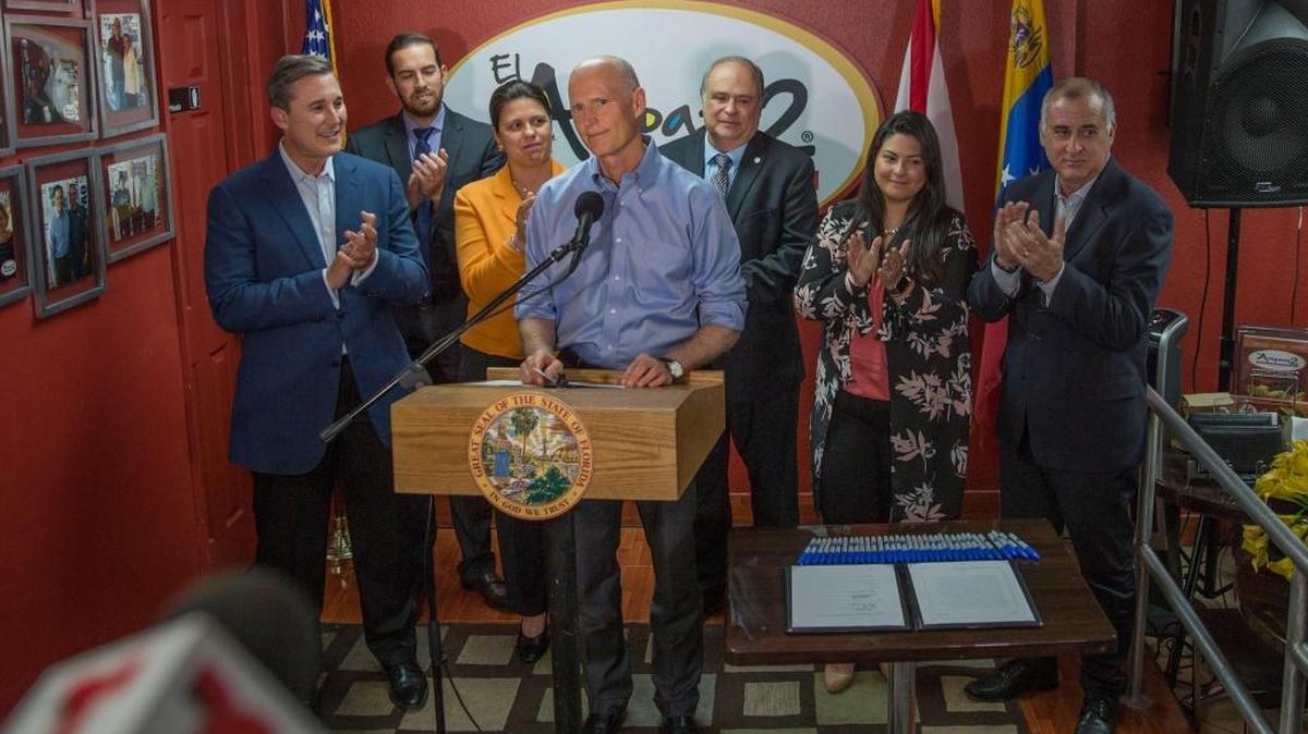 El gobernador de la Florida, Rick Scott firmó la norma que prohíbe al estado y todas las agencias estatales invertir o hacer negocios con cualquier compañía que haga negocios con el régimen de Nicolás Maduro.