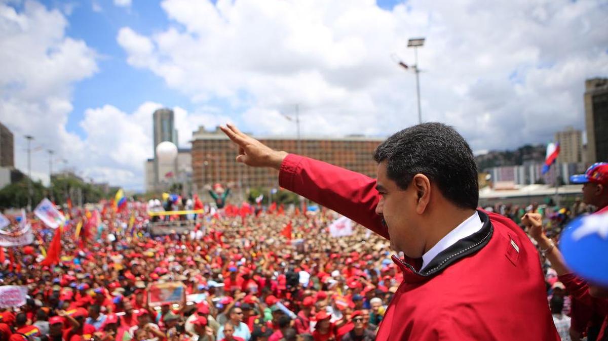 El presidente Nicolós Maduro habla frente a la concentración de venezolanos adeptos al chavismo que se reunió en Caracas, el 1 de septiembre del 2016. 