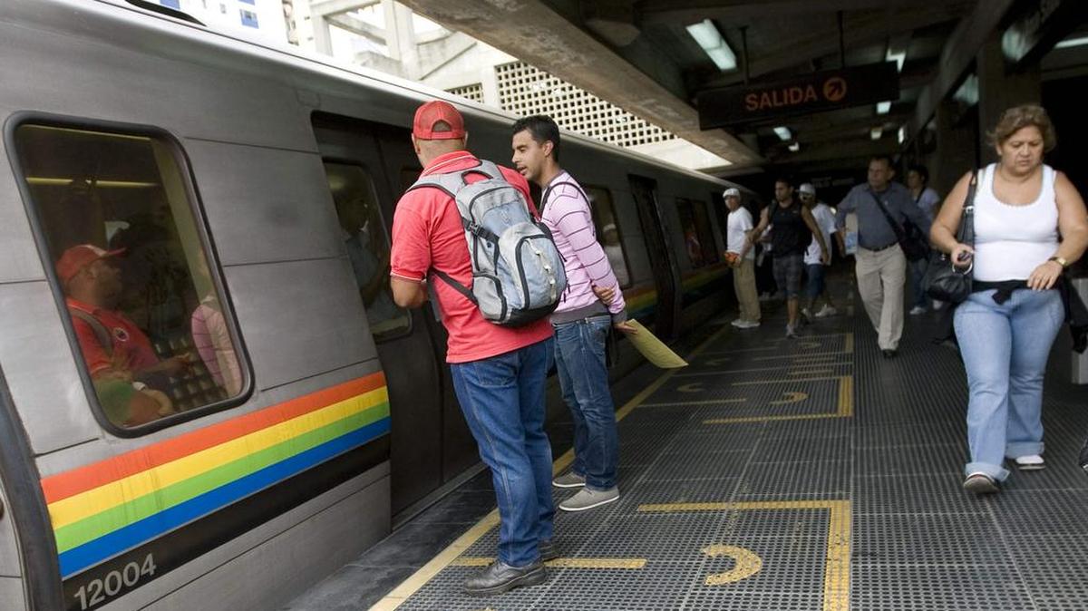 Pasajeros esperan para subirse al metro el lunes 8 de agosto de 2011, en Caracas (Venezuela).