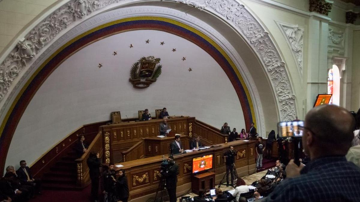 El vicepresidente de Venezuela, Aristóbulo Istúriz (c) , habla en el hemiciclo de sesiones del Parlamento el martes 15 de marzo del 2016, en Caracas (Venezuela).