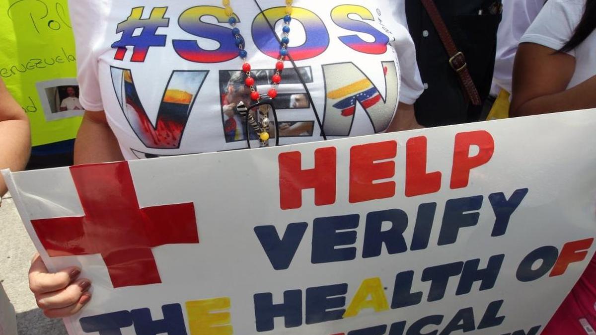 Una exiliada venezolana en Miami protesta por la situación de los presos políticos en Venezuela en foto de archivo.