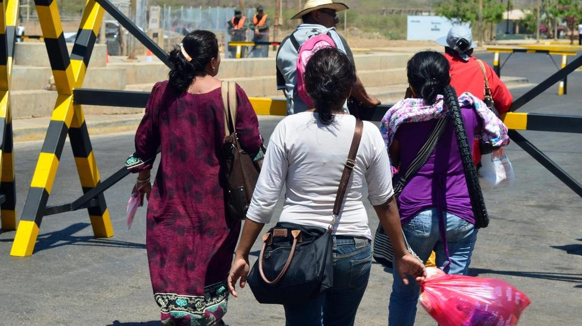 Venezolanos intentan cruzar desde Colombia hacia Venezuela el martes 8 de septiembre de 2015, en Paraguachón, Colombia.