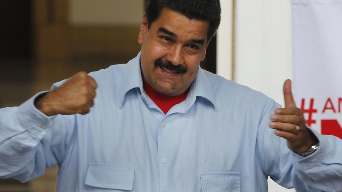 Nicolás Maduro hace un gesto mientras habla en una manifestación de simpatizantes en el Palacio de Niraflores, en Caracas.