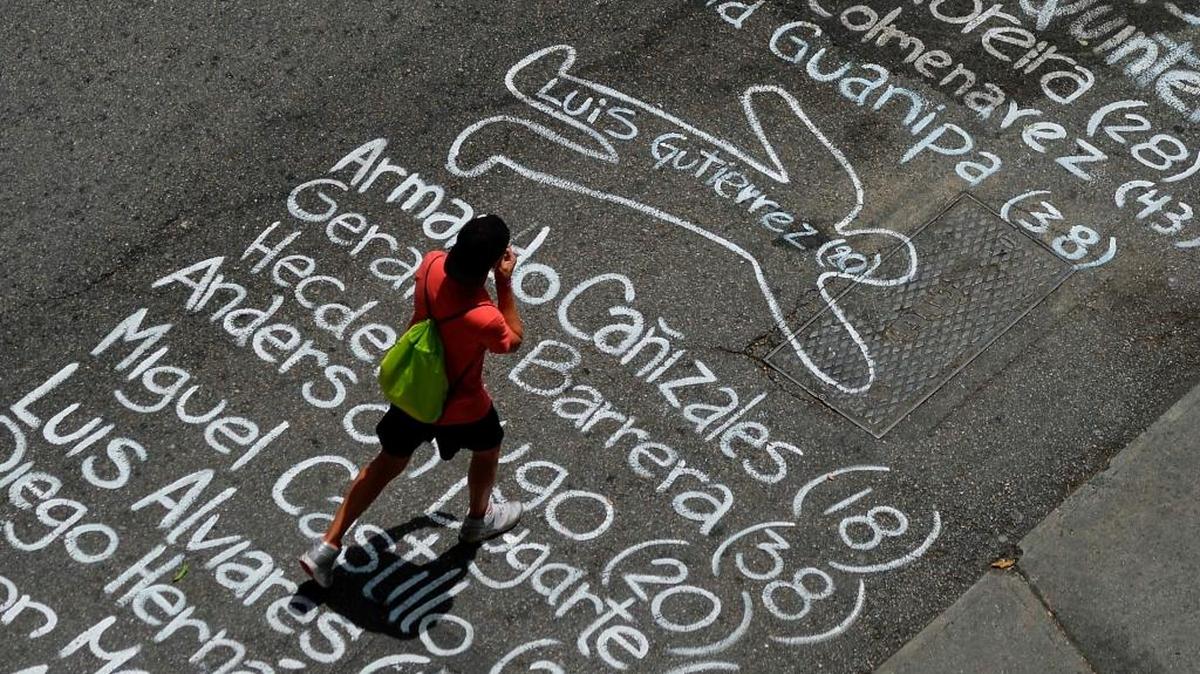 Una calle fue pintada con una lista de nombres de las personas que han muerto durante las protestas antigubernamentales en Venezuela, en un vecindario al este de Caracas, el 6 de junio.