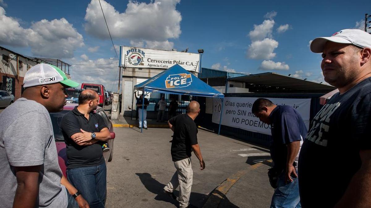 Trabajadores de la Cervecería Polar de la Agencia Catia en las inmediaciones de la planta, el 6 de mayo de 2016 en Caracas (Venezuela).