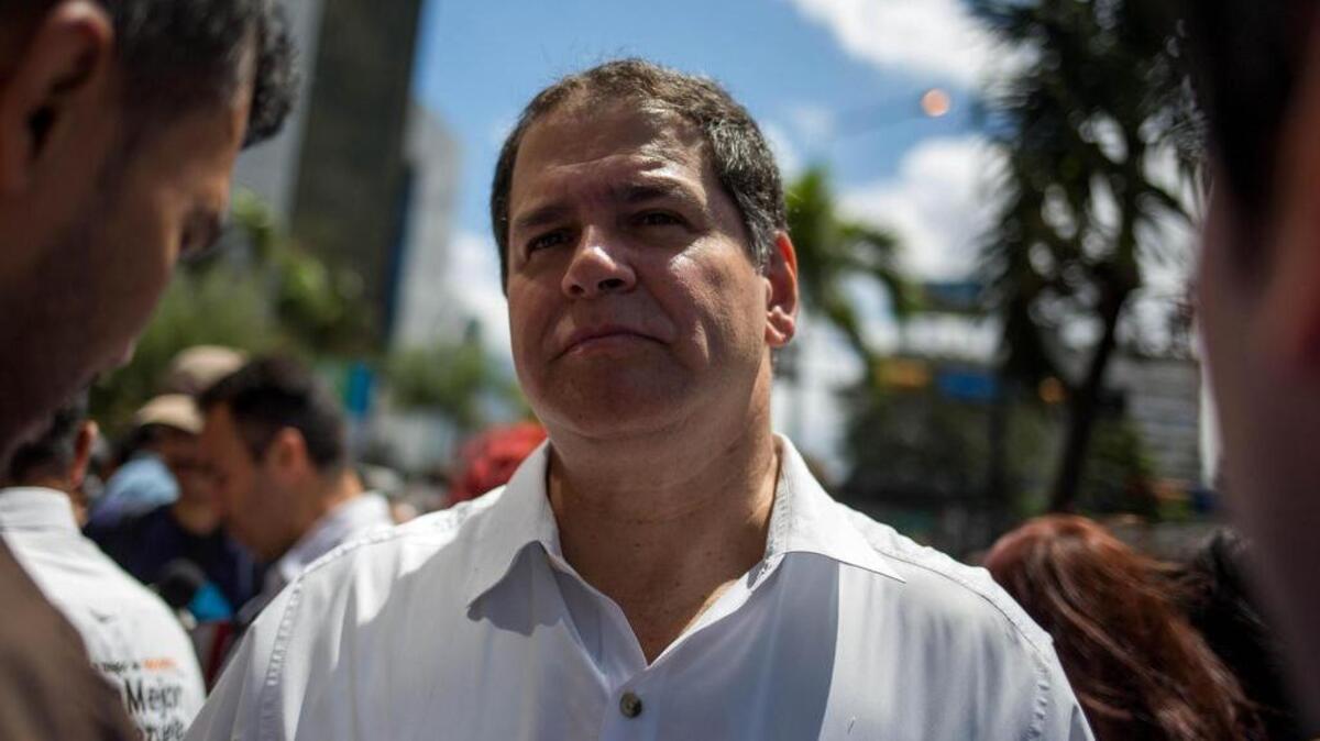 El diputado de la Asamblea Nacional (AN) Luis Florido reacciona durante una concentración del frente opositor en la sede de la ONU el lunes 12 de marzo de 2018, en Caracas (Venezuela).
