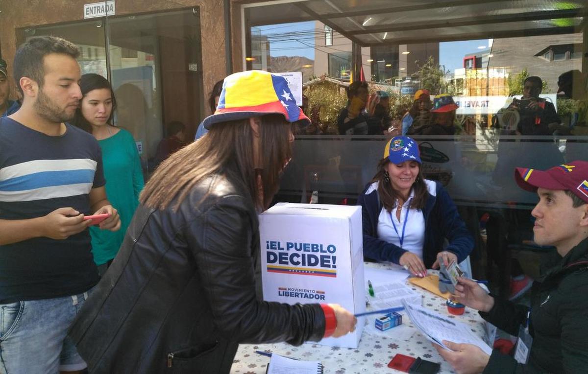 Centenares de venezolanos votan en la consulta convocada por la oposición el domingo 16 de julio de 2017, en La Paz (Bolivia).