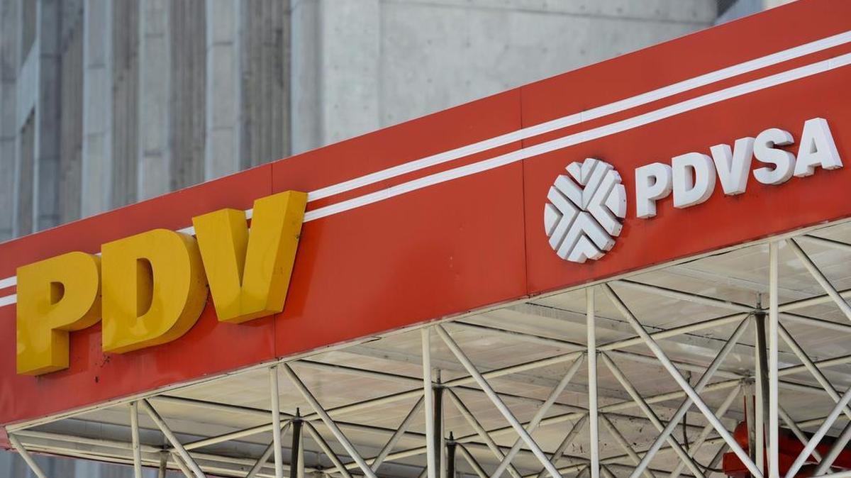 Imagen del logotipo de la petrolera estatal venezolana PDVSA, vista en una gasolinera en Caracas, el 14 de noviembre de 2017.