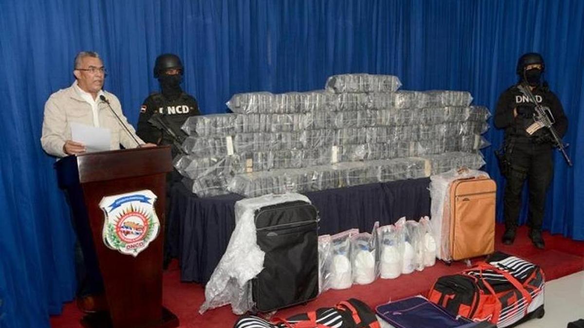 Las autoridades dominicanas muestran el alijo de 349 paquetes de cocaína, hallado el martes en tres maletas y dos bultos transportados desde Venezuela a República Dominicana en un avión del tipo Cessna, modelo C404, matrícula YV2708. Dirección Nacional de Control de Drogas de R. Dominicana