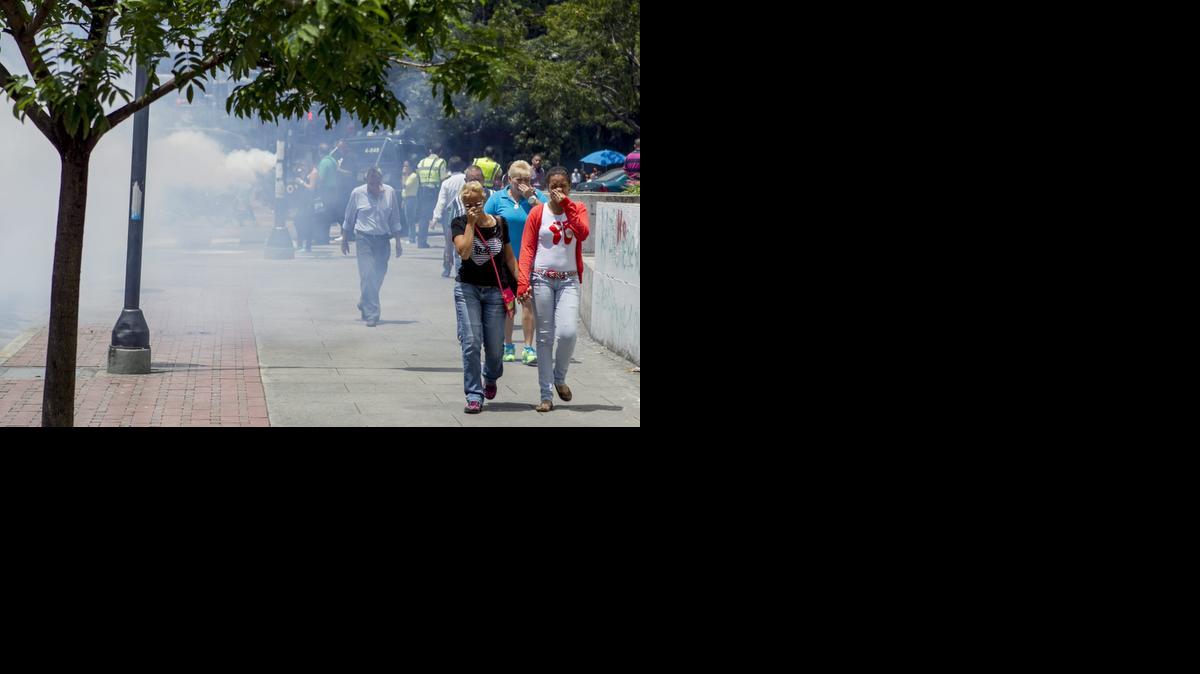 
Un camión fumiga el jueves las calles del municipio Chacao, durante una jornada de saneamiento ambiental y fumigación contra los virus del dengue y la chikungunya en Caracas.
