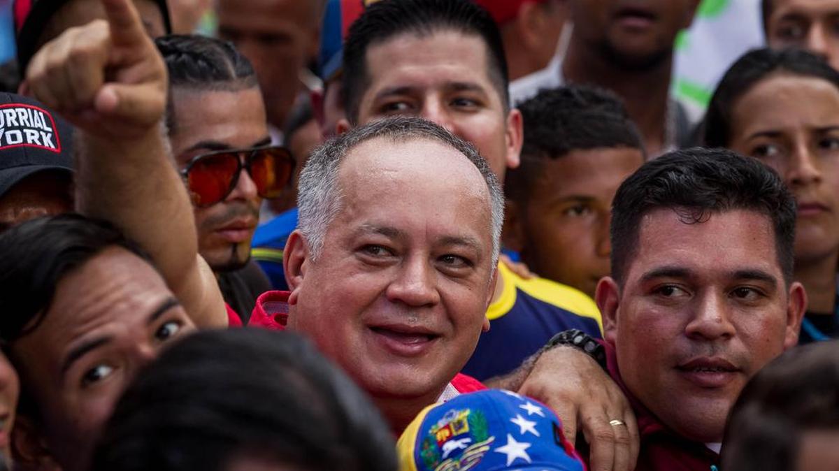 El vicepresidente del Partido Socialista Unido de Venezuela (PSUV), Diosdado Cabello, saluda a los asistentes durante una marcha al Palacio de Miraflores el 21 de noviembre de 2017 en Caracas.