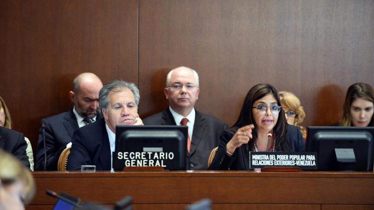 Fotografía cedida, de la canciller venezolana, Delcy Rodríguez (d), quien habla junto al al secretario general de la Organización de Estados Americanos (OEA), Luis Almagro (i), durante un Consejo extraordinario celebrado el jueves 5 de mayo de 2016, en la sede del organismo en Washington, DC (Estados Unidos).