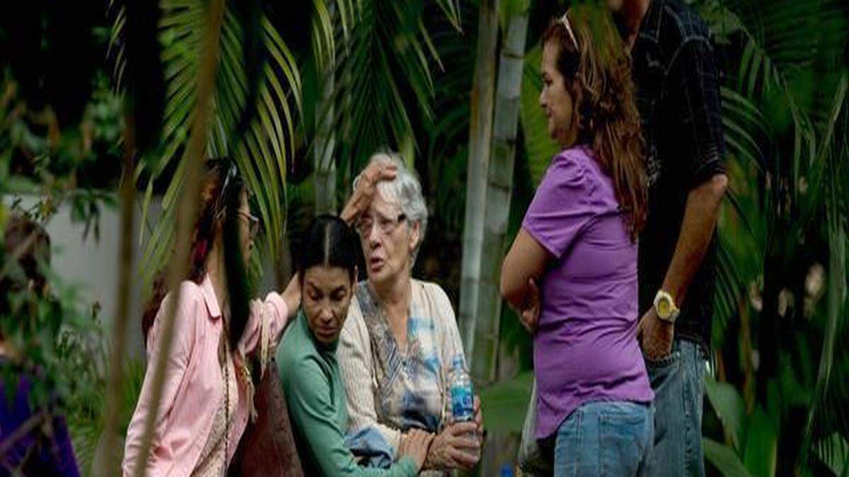
Josefa Álvarez de González (centro) es consolada el viernes por familiares de su esposo Rodolfo González, un opositor que murió en una cárcel Servicio Bolivariano de Inteligencia Nacional (SEBIN).
