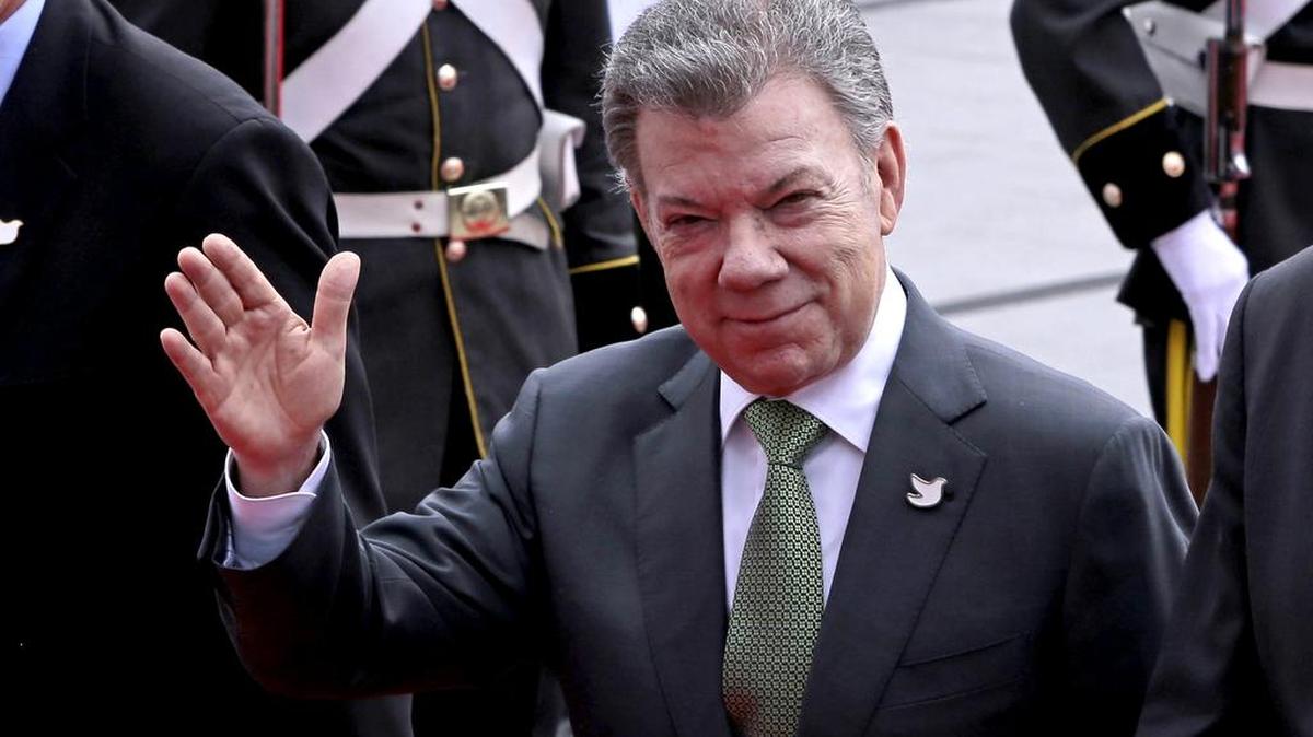 El presidente colombiano, Juan Manuel Santos, llega a la Asamblea Nacional en Quito el 24 de mayo de 2017 para asistir a la ceremonia de inauguración del nuevo presidente ecuatoriano, Lenín Moreno.