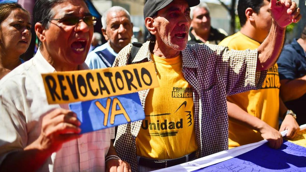 Cientos de opositores se concentraron el lunes en una plaza del este de Caracas para exigir al CNE, al que acusa de servir al gobierno, que le informe si cumplió con un mínimo de 200,000 firmas válidas, de 1,8 millones que presentó el 2 de mayo para activar el referendo.