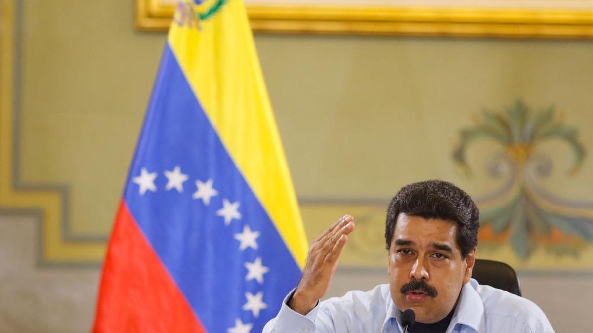 Fotografía cedida por prensa de Miraflores donde se observa al presidente de Venezuela, Nicolás Maduro, mientras participa el jueves 12 de mayo de 2016, en una reunion con miembros de su gabinete de Gobierno en el Palacio Presidencial en Caracas (Venezuela).