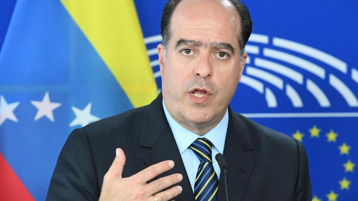 El Presidente de la Asamblea Nacional de Venezuela, Julio Borges, durante una conferencia de prensa tras su reunión con el Presidente del Parlamento Europeo en el Parlamento Europeo en Bruselas el 31 de mayo de 2017.